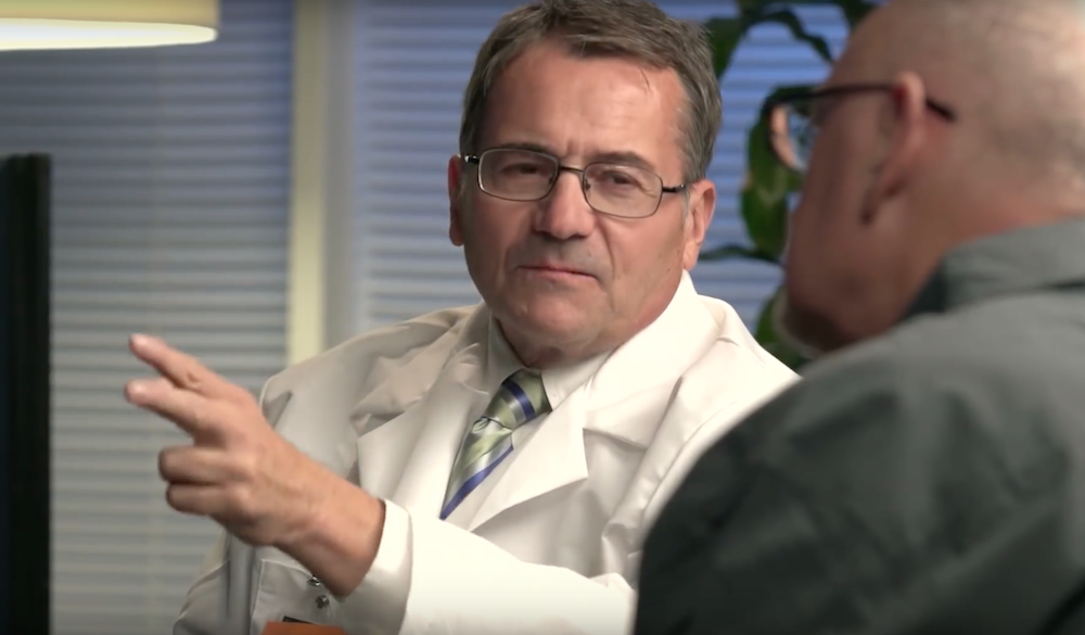 Arzt klärt Patient auf