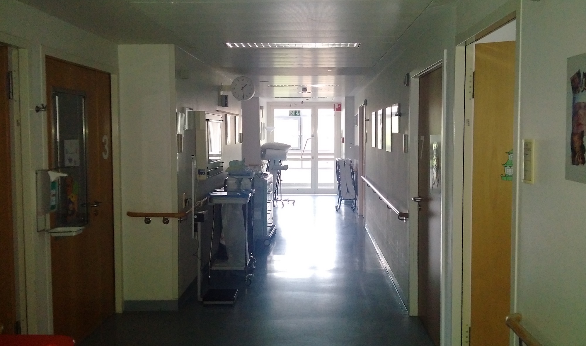 Krankenhausflur, auf dem auch ermächtigte Ärzte entlanglaufen können